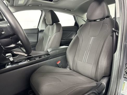 Used 2025 Hyundai Elantra SEL FWD image 19