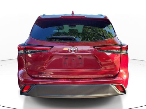 Used 2023 Toyota Highlander XLE image 5