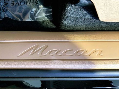 Certified 2023 Porsche Macan AWD/4WD image 19