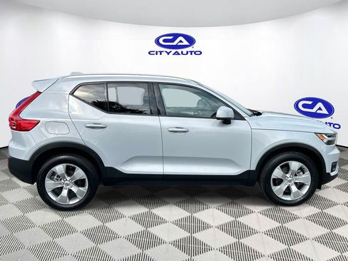 Used 2022 Volvo XC40 T5 Momentum AWD/4WD image 2
