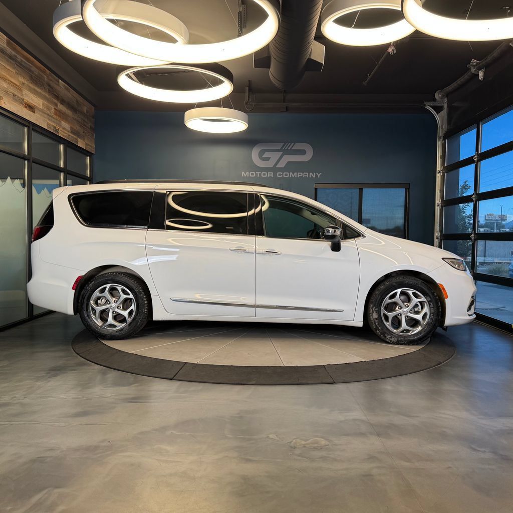 Used 2023 Chrysler Pacifica Limited FWD image 2