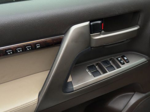 Used 2011 Toyota Land Cruiser image 13