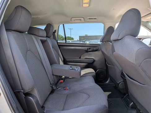 Used 2022 Toyota Highlander L FWD image 27