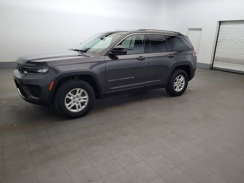 Used 2023 Jeep Grand Cherokee Laredo w/ Luxury Tech Group I AWD/4WD image 2