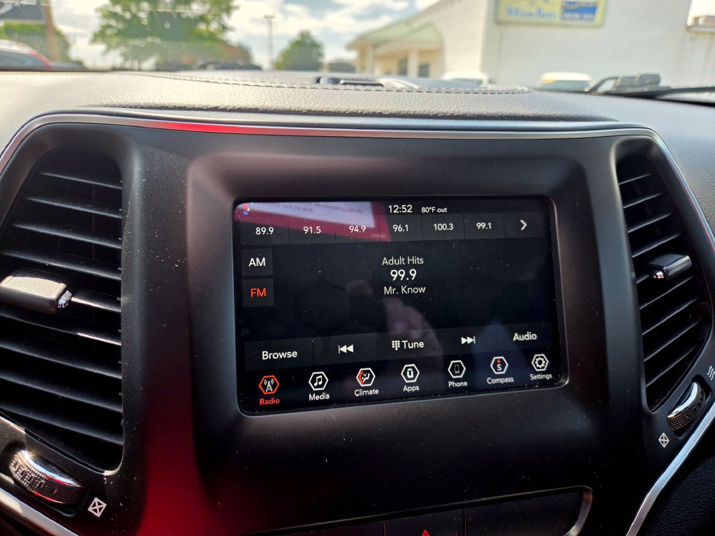 Used 2019 Jeep Cherokee Latitude w/ Popular Appearance Group AWD/4WD image 18