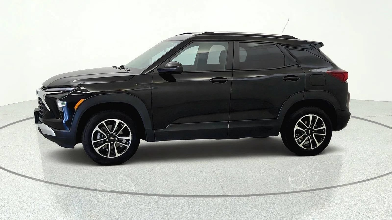 Used 2025 Chevrolet TrailBlazer LT AWD/4WD image 3