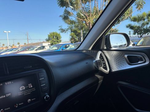 Used 2025 Kia Soul LX w/ LX Technology Package FWD image 35