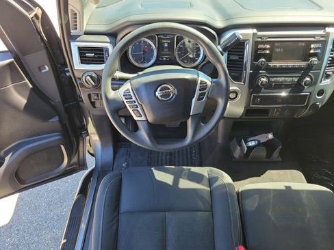 Used 2018 Nissan Titan SV image 17