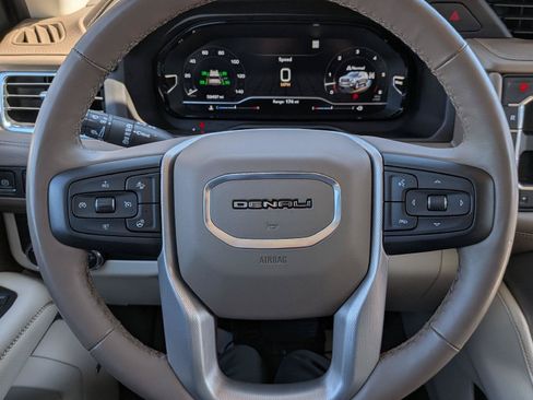 Used 2023 GMC Yukon XL Denali AWD/4WD image 18