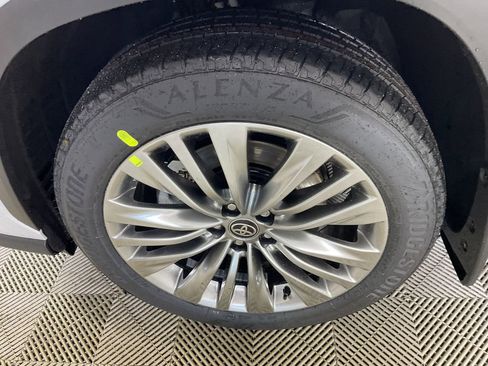 New 2026 Toyota Highlander Platinum image 4