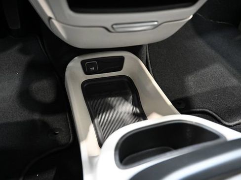 Used 2024 Chrysler Pacifica Touring-L image 19