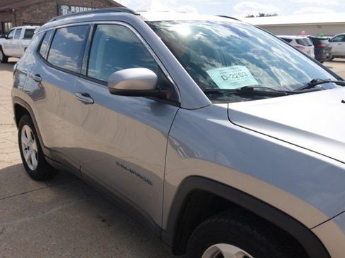 Used 2019 Jeep Compass Latitude w/ Cold Weather Group AWD/4WD image 10