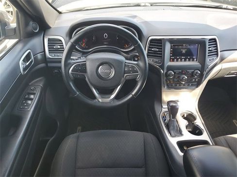 Used 2018 Jeep Grand Cherokee Laredo image 23