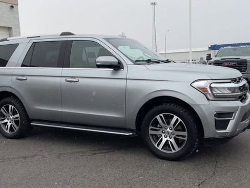 Used 2023 Ford Expedition Limited image 3