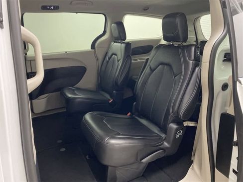 Used 2024 Chrysler Pacifica Touring-L image 16