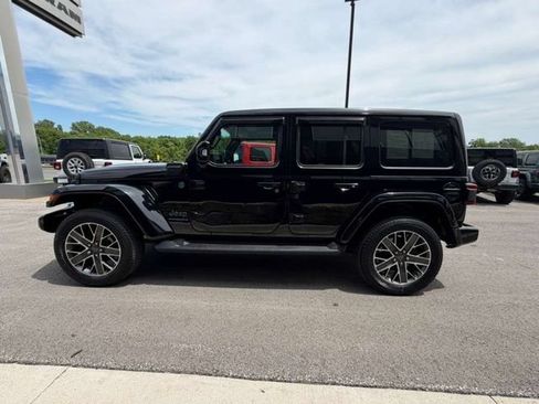 Used 2023 Jeep Wrangler Unlimited Sahara AWD/4WD image 2