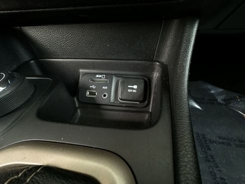 Used 2016 Jeep Cherokee Latitude w/ Cold Weather Group image 30