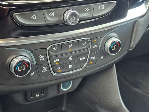 Used 2023 Chevrolet Traverse LT image 37
