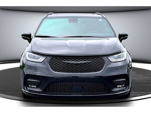 Used 2025 Chrysler Pacifica Limited FWD image 4