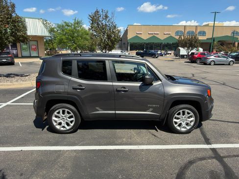 Used 2017 Jeep Renegade Latitude w/ Cold Weather Group AWD/4WD image 4