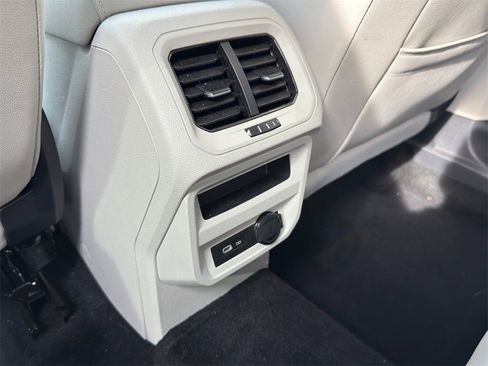 Used 2022 Volkswagen Tiguan SE w/ Panoramic Sunroof Package image 30