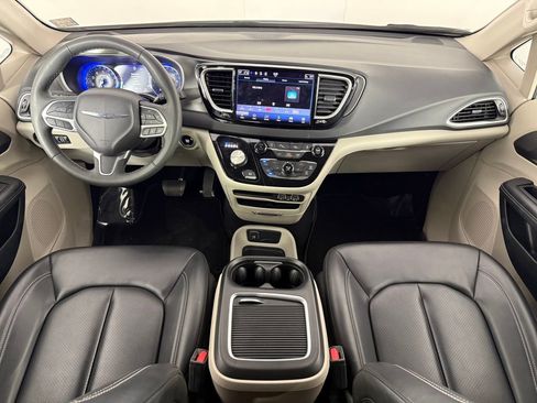 Used 2023 Chrysler Pacifica Touring-L FWD image 13