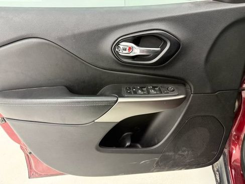 Used 2021 Jeep Cherokee Latitude FWD image 12