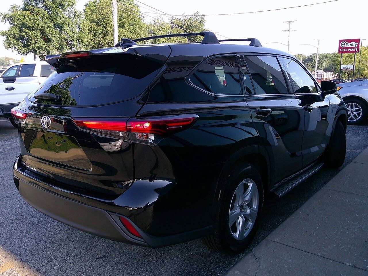 Used 2021 Toyota Highlander L FWD image 5
