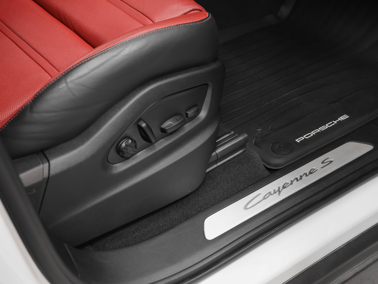 Certified 2025 Porsche Cayenne S AWD/4WD image 19