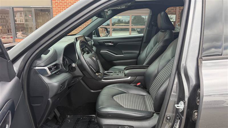 Used 2021 Toyota Highlander XSE FWD image 29