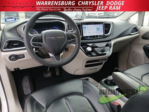Used 2023 Chrysler Pacifica Touring-L image 16
