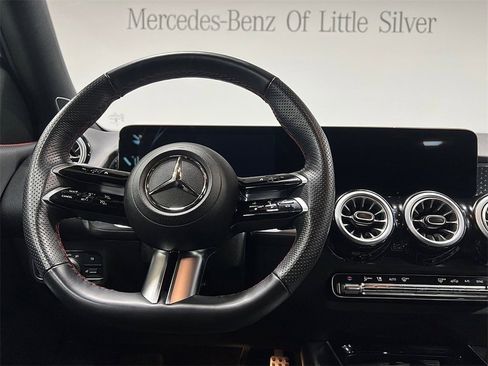 Used 2025 Mercedes-Benz GLB 250 4MATIC image 31