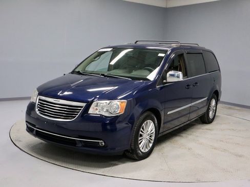 Used 2013 Chrysler Town & Country Touring-L image 7