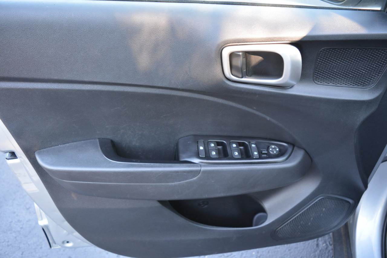 Used 2021 Hyundai Venue SE FWD image 9