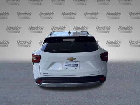Used 2025 Chevrolet Trax LT FWD image 8