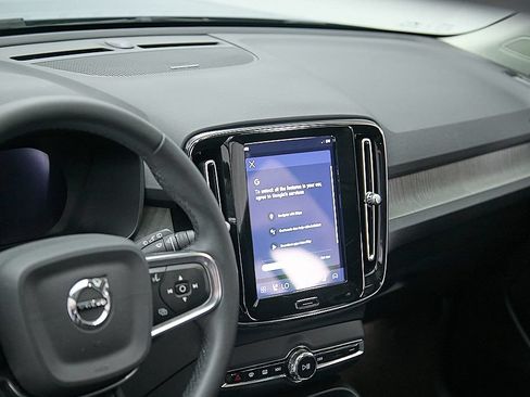 Certified 2024 Volvo XC40 B5 Ultimate w/ Climate Package AWD/4WD image 14