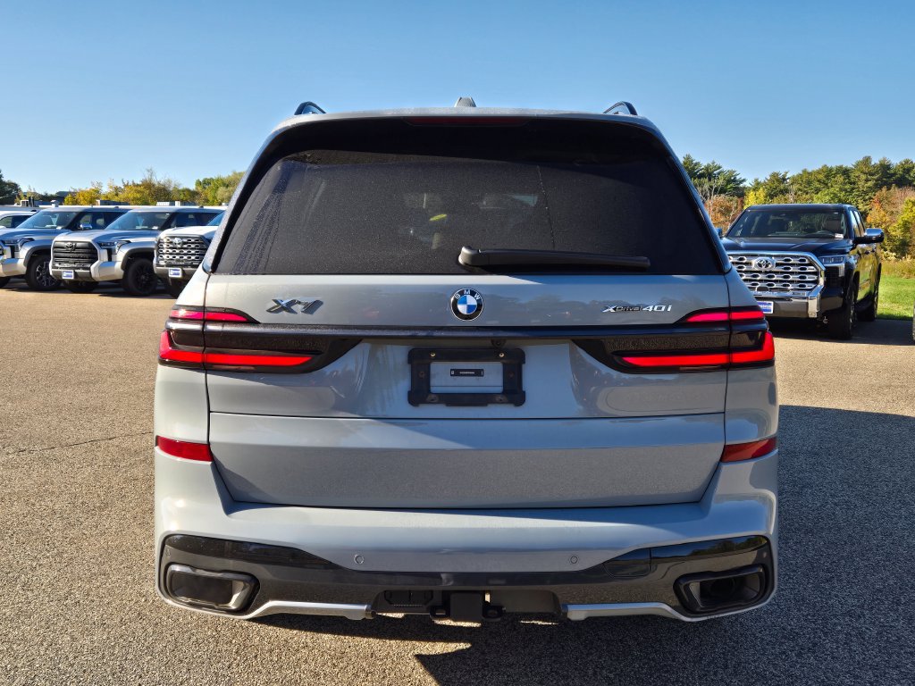 Used 2024 BMW X7 xDrive40i w/ M Sport Package AWD/4WD image 4