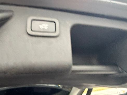 Used 2018 Land Rover Discovery Sport HSE image 38