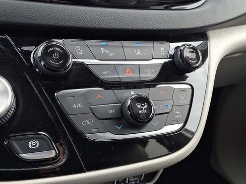 Certified 2022 Chrysler Pacifica Touring-L image 22