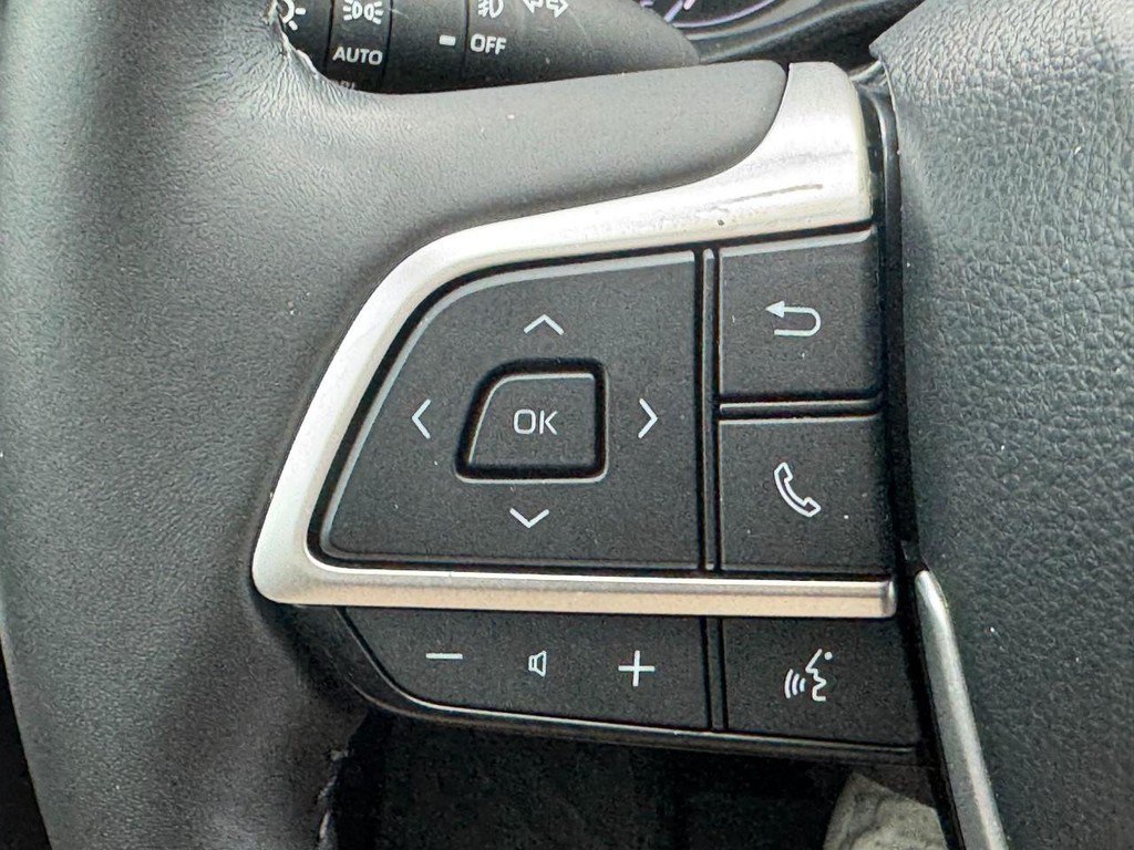 Used 2023 Toyota Highlander XLE FWD image 27