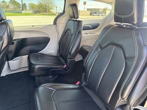 Used 2024 Chrysler Pacifica Touring-L FWD image 18