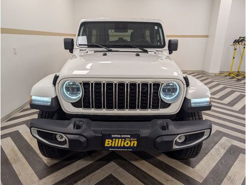 Used 2025 Jeep Wrangler Unlimited Sahara AWD/4WD image 22