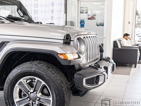 Used 2018 Jeep Wrangler Unlimited Sahara AWD/4WD image 4