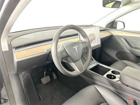 Used 2025 Tesla Model Y Long Range image 18