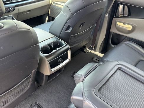 Used 2025 Kia Carnival FWD image 18