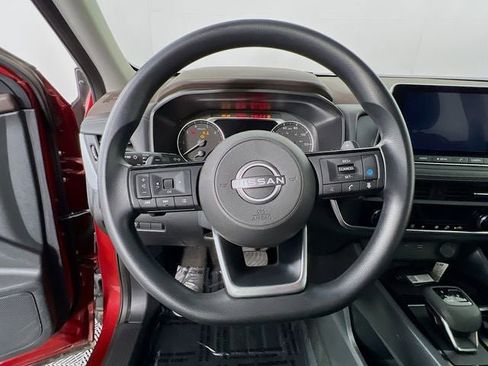 Used 2023 Nissan Rogue SV image 11