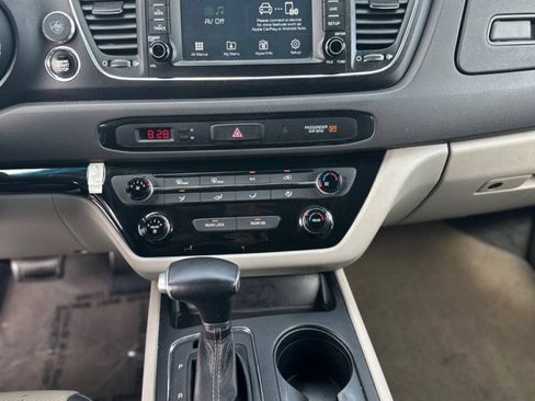 Used 2017 Kia Sedona LX w/ LX Essentials Premium Package FWD image 16