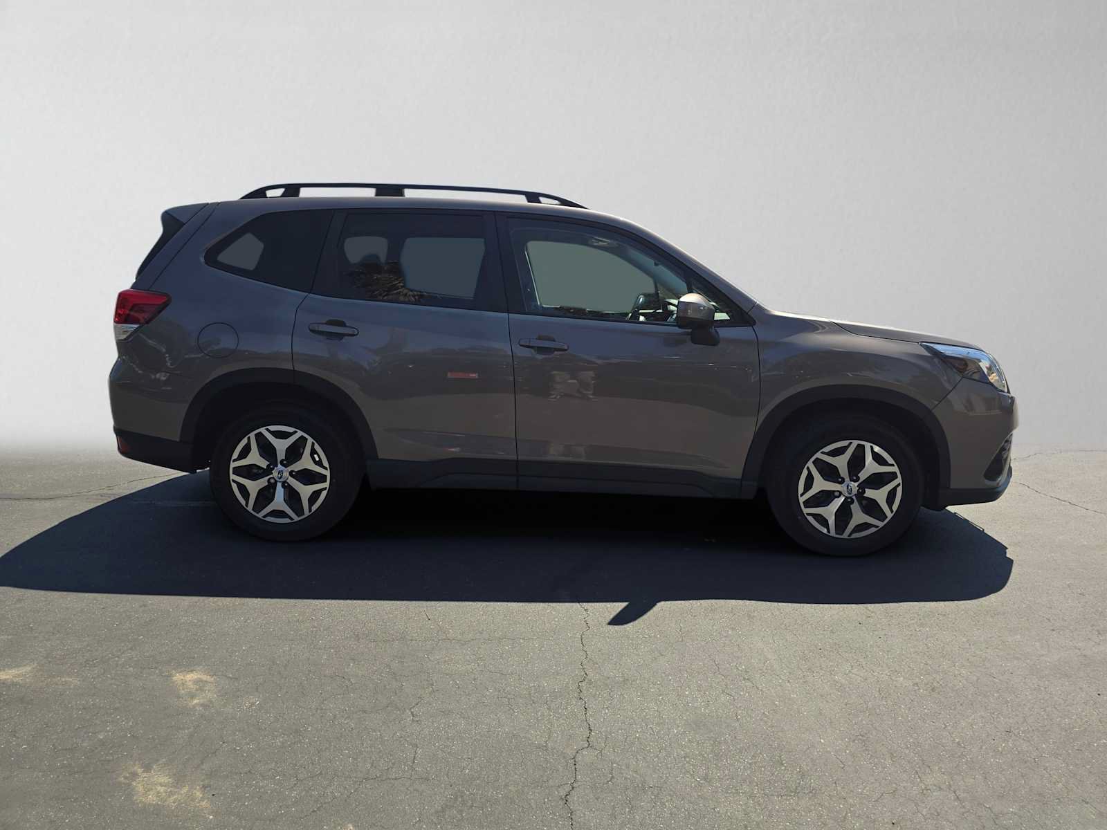 Used 2023 Subaru Forester Premium AWD/4WD image 2