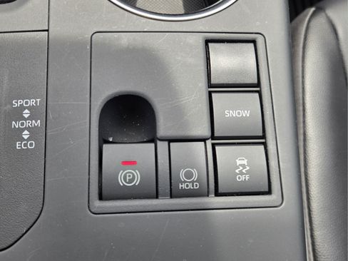 Used 2025 Toyota Highlander XLE FWD image 22