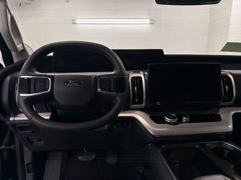 Used 2025 Ford Expedition Active image 9